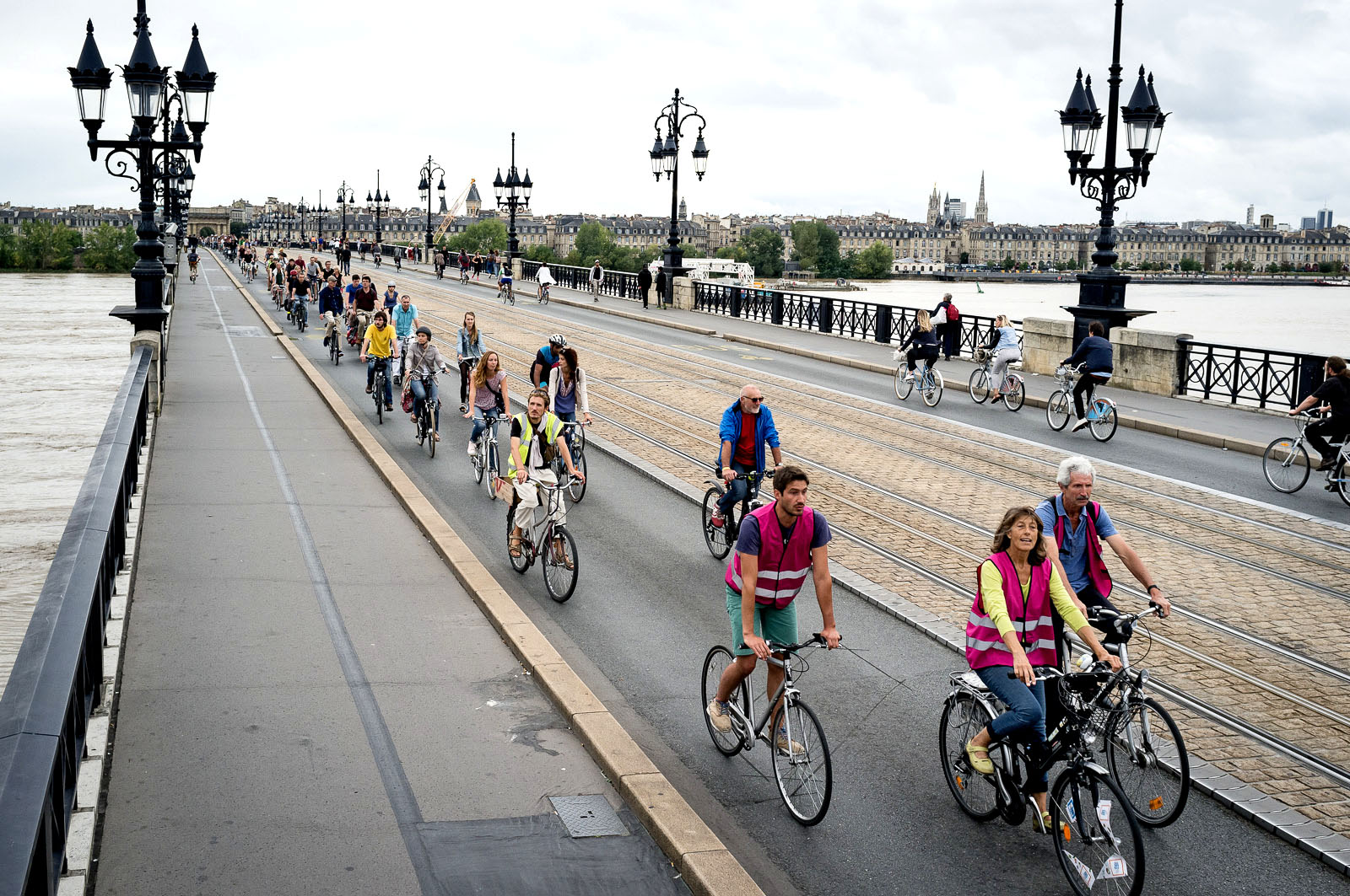 Vélo-Cité continue de défendre le Pont de pierre apaisé