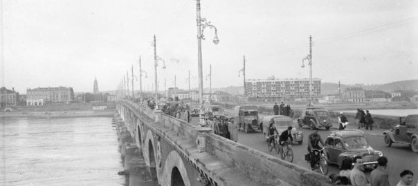 06 avril 1953 Circulation sur le Pont de Pierre de Bordeaux